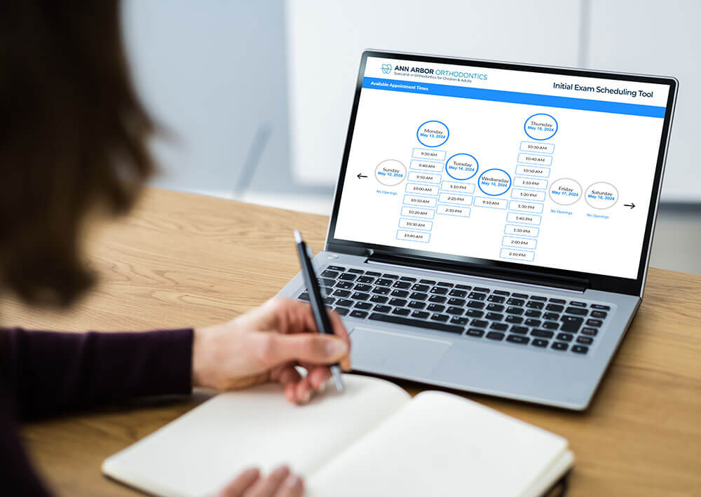 woman with calendar on her laptop screen